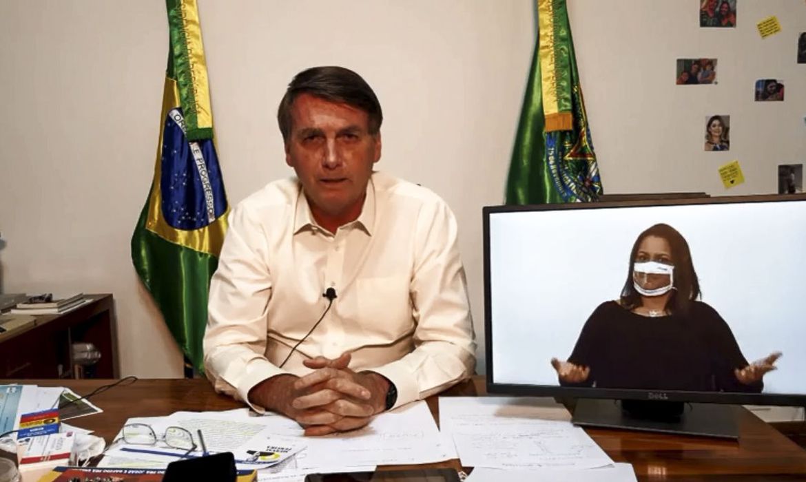 Jair Bolsonaro durante live: presidente terá que manter isolamento